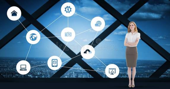 女商人站在各种应用程序图标的城市景观背景