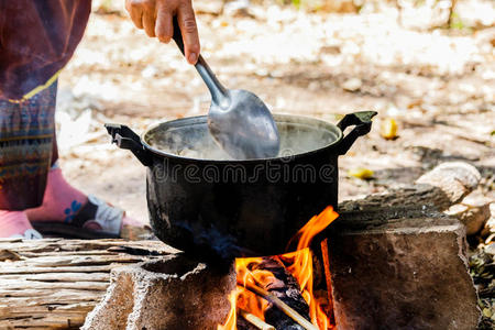 在大自然中做饭。 在森林里着火了