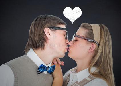 一对夫妇用心形符号接吻