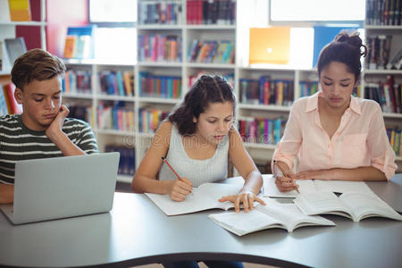 专心学习的学生在图书馆学习