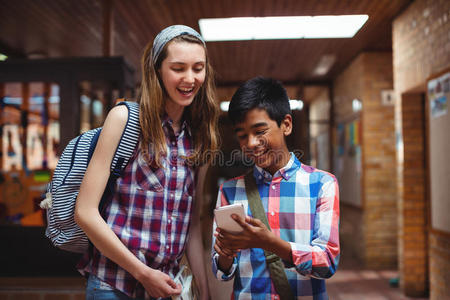 同学们在学校的走廊里用手机