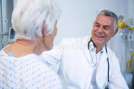医生与病房的老年病人互动