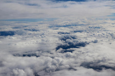 从飞机上看到的云，蓝色的阳光，土壤背景