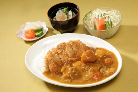 咖喱饭日式咖哩和炸猪排鱼饼配芒果酱和饭,特写咖喱肉片炒饭米饭菜鸡