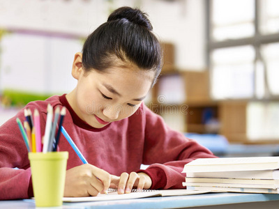 亚洲小学女孩在教室学习照片