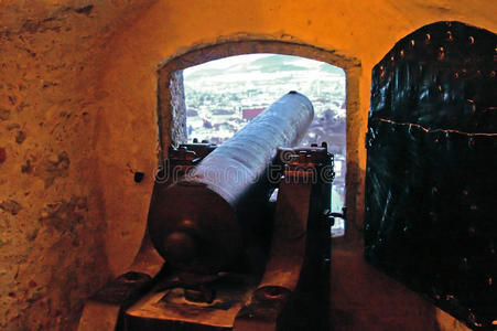 冬天霍森萨尔茨堡城堡上的大炮