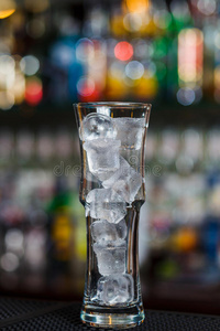 玻璃 空的 透明的 清爽 饮料 杯子 酒吧 反射 寒冷的