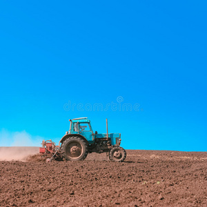 农场 行业 栽培 领域 自然 犁地 拖拉机 工作 农业 机械