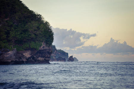 黄昏的海洋，岩石的海岸和阴沉的水