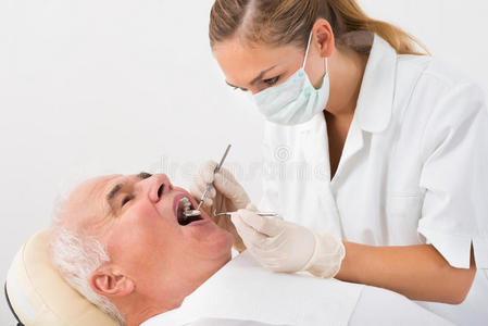 在室内 卫生员 说谎 正畸 口香糖 诊所 牙科 成人 古老的