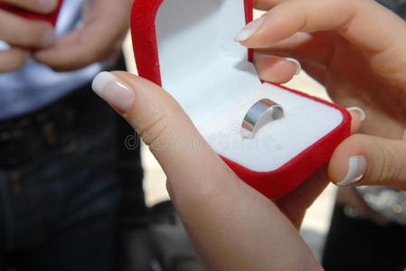 新娘把结婚戒指戴在新郎手指上