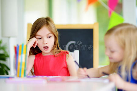 教育 童年 小孩 蜡笔 朋友 着色 工艺 颜色 育儿 幼儿园