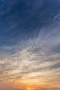 五颜六色的戏剧天空，日落时有云。天空有太阳背景。