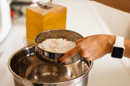 制作 蛋糕 人造黄油 烘烤 手工制作的 添加 厨房 面团