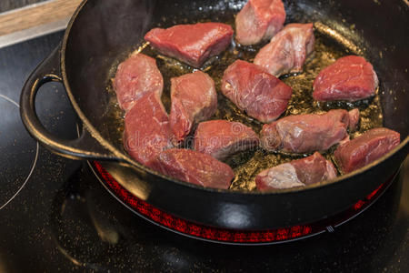 烹饪 热的 厨房 牛肉 美味的 平底锅 晚餐 胡椒粉 厨师