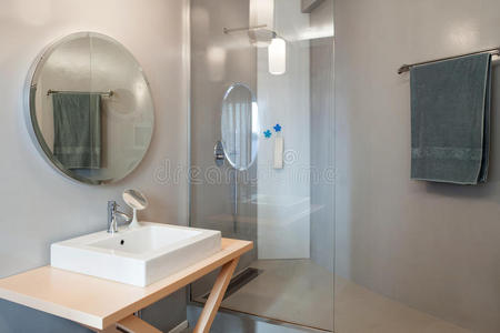 房间 厕所 玻璃 毛巾 硬木 优雅 地板 水龙头 淋浴 建筑学