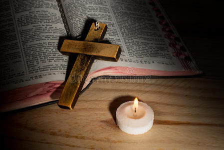 圣经上的十字架照片