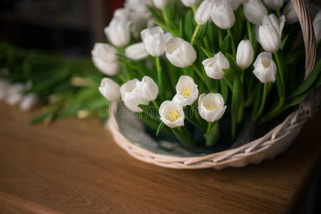 柳条篮子里的郁金香花束。