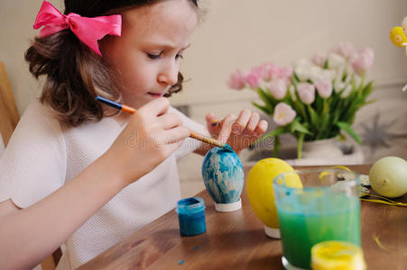 复活节手艺与孩子在家里画鸡蛋。 季节性春季装饰品