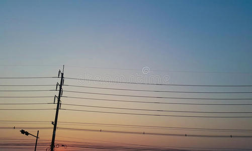 黄昏时美丽的天空中的电线杆.照片