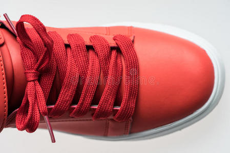 带鞋带的时尚鞋。 红色运动鞋和鞋带