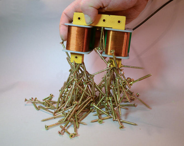 简单电磁铁电铃图显示电磁铁的使用简单电磁铁电磁铁推荐排序热门下载