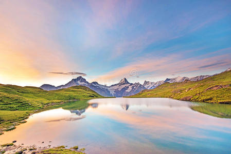 在瑞士阿尔卑斯山的湖面上日出时的奇妙景观，