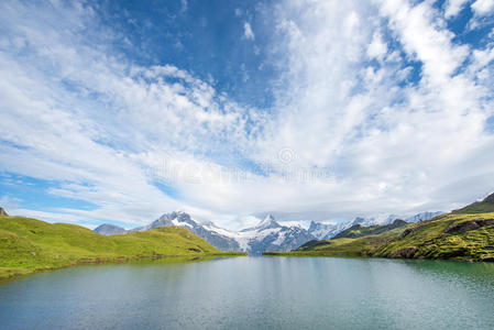 瑞士阿尔山上有一个湖的神奇景观