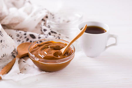 一碗自制的融化焦糖酱和咖啡