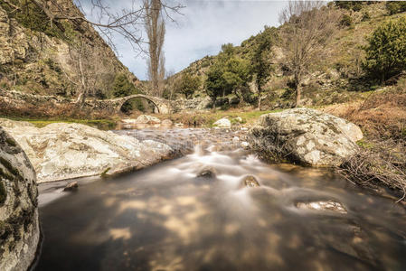 热那亚人 岩石 卵石 曲流 巴隆 天空 小山 科西嘉岛 陵墓