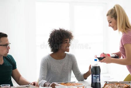 晚餐 享受 庆祝 饮酒 食物 美国人 女孩 美丽的 乐趣