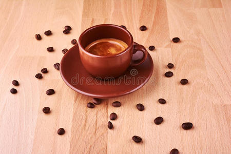 木制背景上的浓缩咖啡杯。