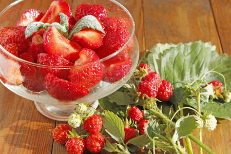 透明的 作物 盘子 薄荷 美味的 颜色 季节 草莓 收获