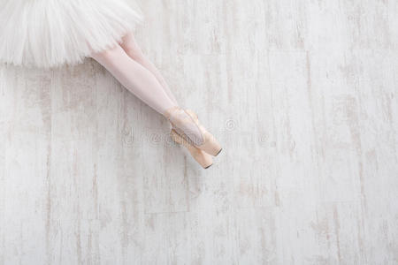 芭蕾舞演员穿着尖鞋，优雅的腿，芭蕾舞背景