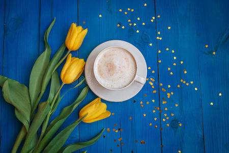 带黄色郁金香花的咖啡杯