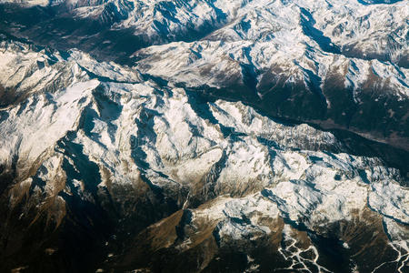 阿尔卑斯山覆盖着雪的鸟瞰图