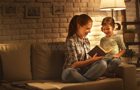 家人上床睡觉前，妈妈给她的孩子女儿博读