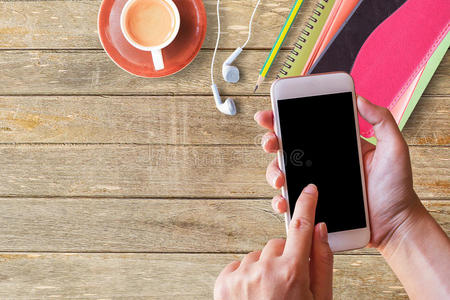 办公桌上上使用手机图片-办公桌上上使用手机素材-办公桌上上使用手机