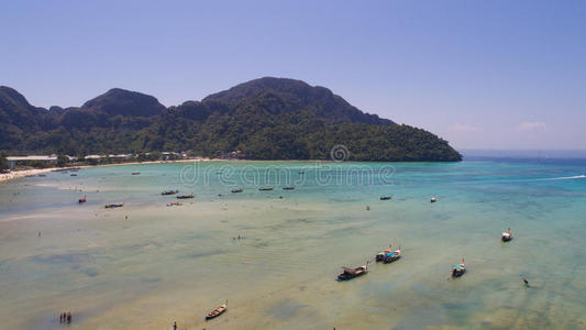 空中无人机照片的海洋和海岸线从标志性的热带海滩菲皮岛