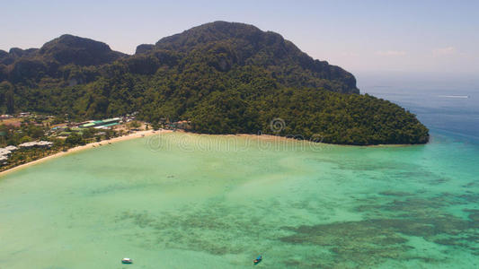 菲菲岛标志性热带海滩和海洋海岸线的空中无人机照片