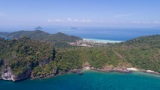 菲菲岛标志性热带海滩后面海岸线的空中无人机照片