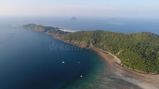 热带标志性岛屿菲菲岛东北部的无人机照片