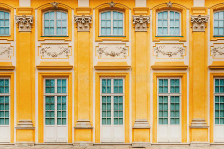巴洛克式宫殿的漂亮门窗