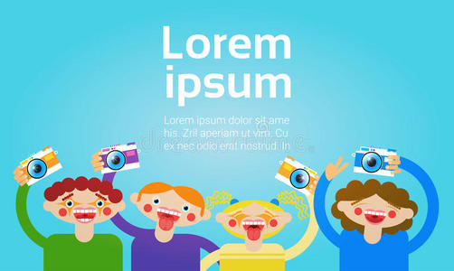 卡通人物组持照片相机摄影博主照片