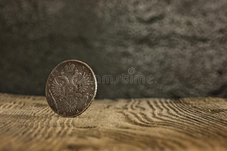 木制背景上的旧俄罗斯硬币的特写。