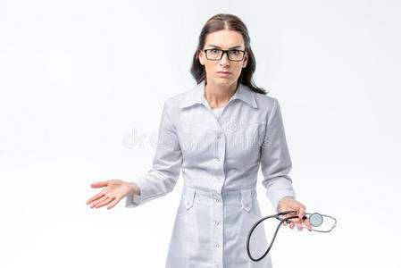 女医生带听诊器