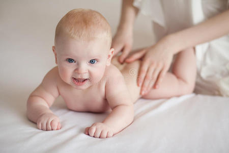 婴儿按摩，婴儿护理，婴儿皮肤护理