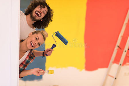 新的 改进 油漆 房子 美丽的 成人 夫妇 公寓 乐趣 画笔