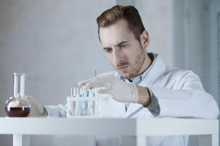化学家在实验室里处理试剂