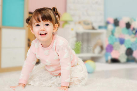 可爱快乐的2岁女婴在家里玩玩具